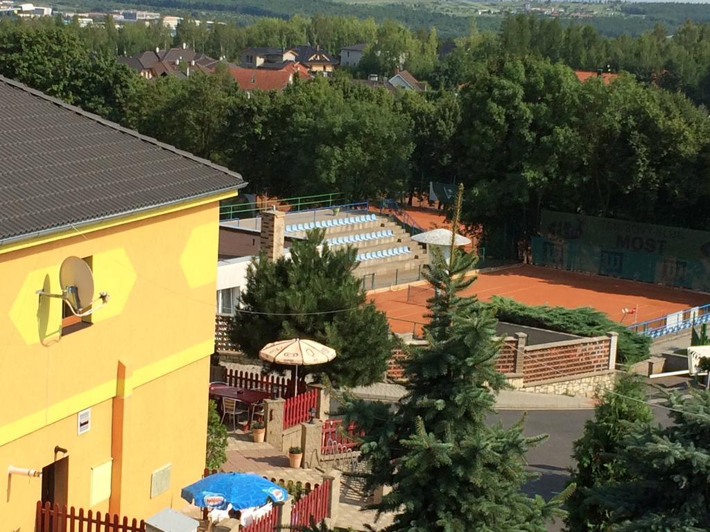 Hotel Pohadka モスト エクステリア 写真